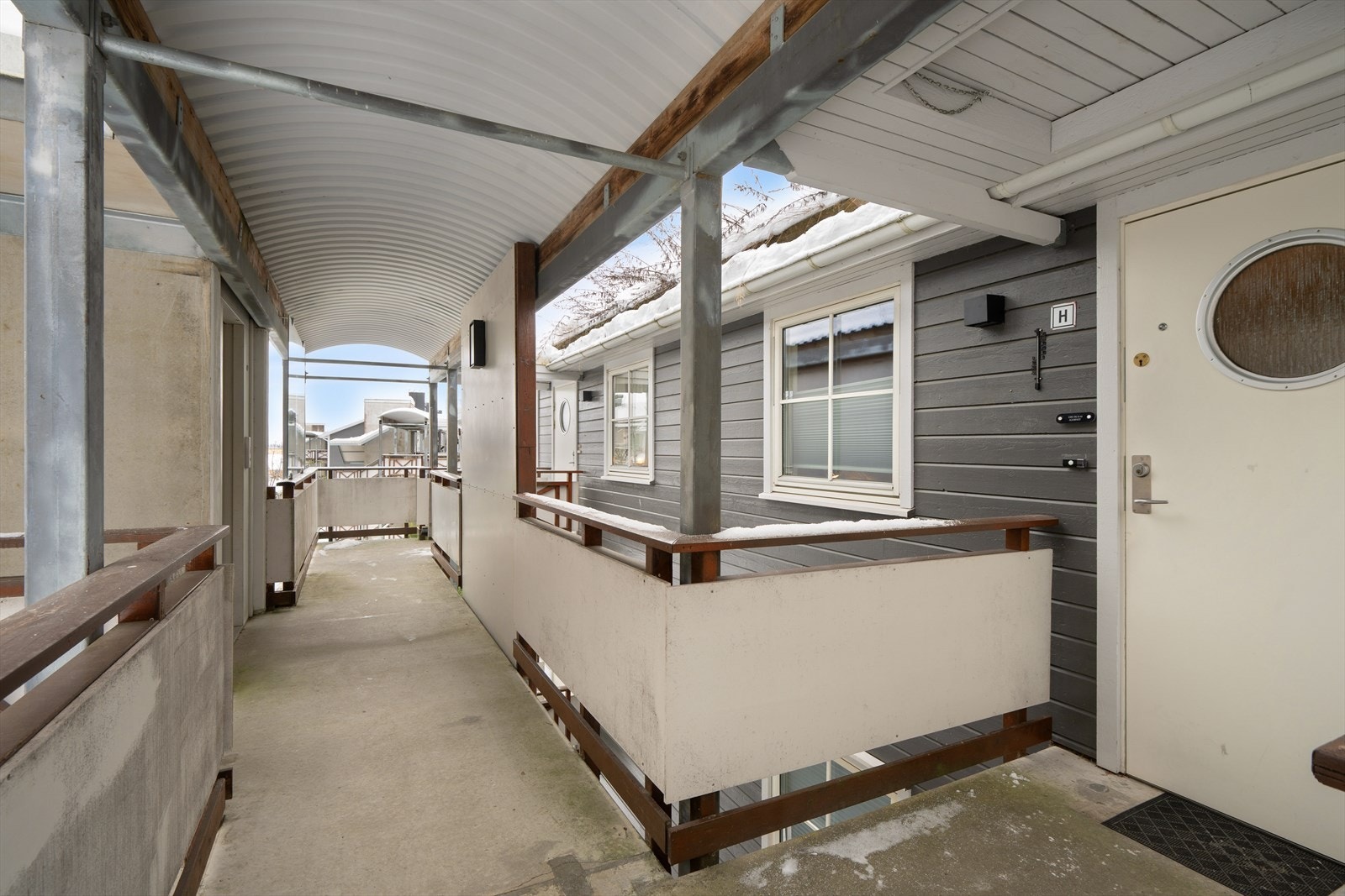 Koselig inngangsparti med overbygg og rekkverk i tre. Direkte adkomst fra heis og trapp. Galleribilde
