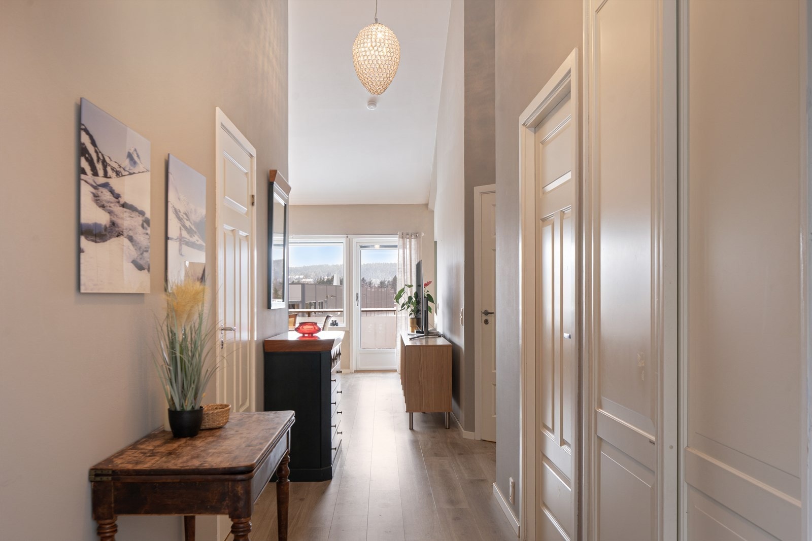 Lys og innbydende entrè med lagringsplass i skyvedørsgarderobe. Galleribilde