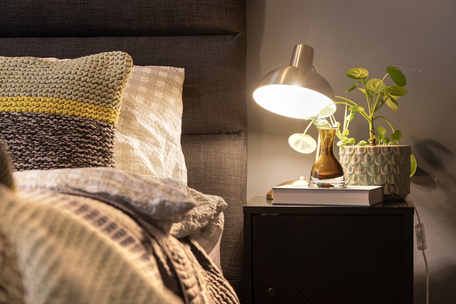 Nattbord med lampe gir praktisk belysning ved sengen. Galleribilde