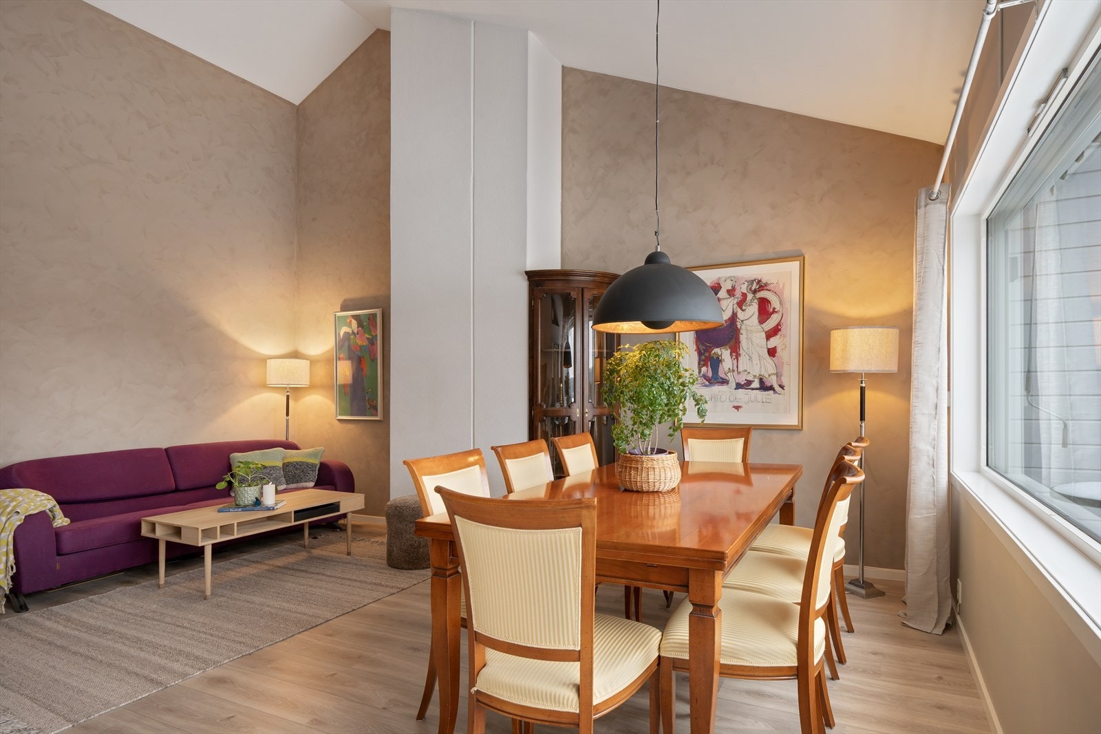 Spisestuen har store vindusflater og utgang til solrik balkong. Galleribilde