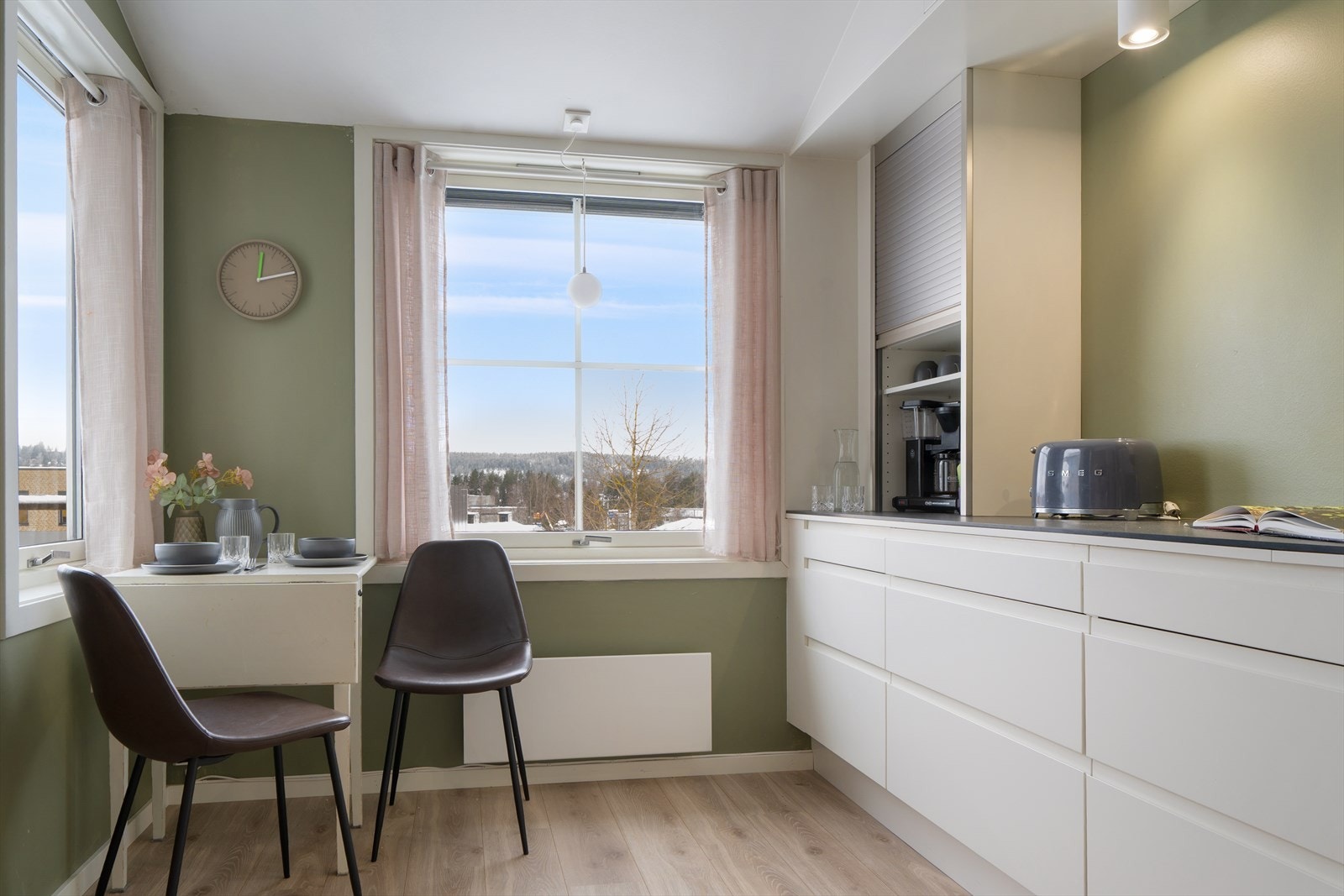 Spiseplassen har store vinduer som gir godt med naturlig lys og utsikt over nærområdet. Galleribilde