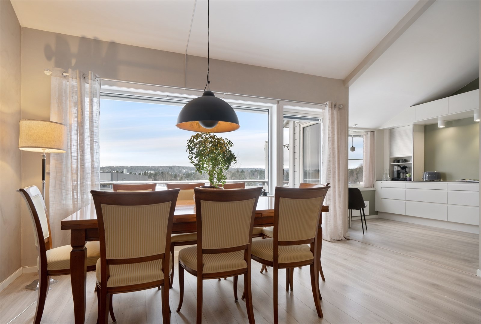 Tidsriktig åpen løsning mellom spisestue og kjøkken. Galleribilde