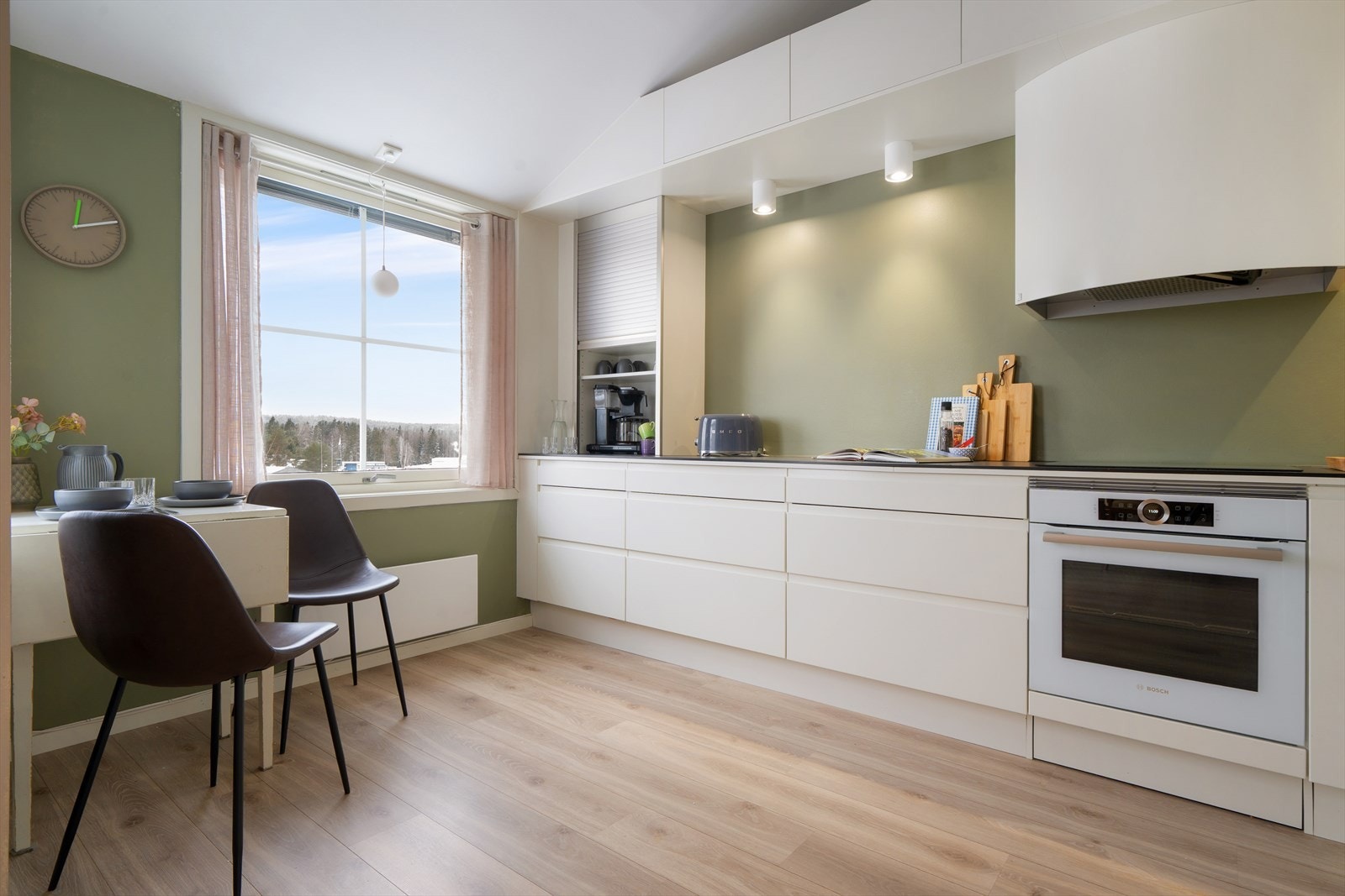 Kjøkkenet har en sjeldent lang og flott kjøkkenbenk, der flere kan jobbe sammen. Galleribilde