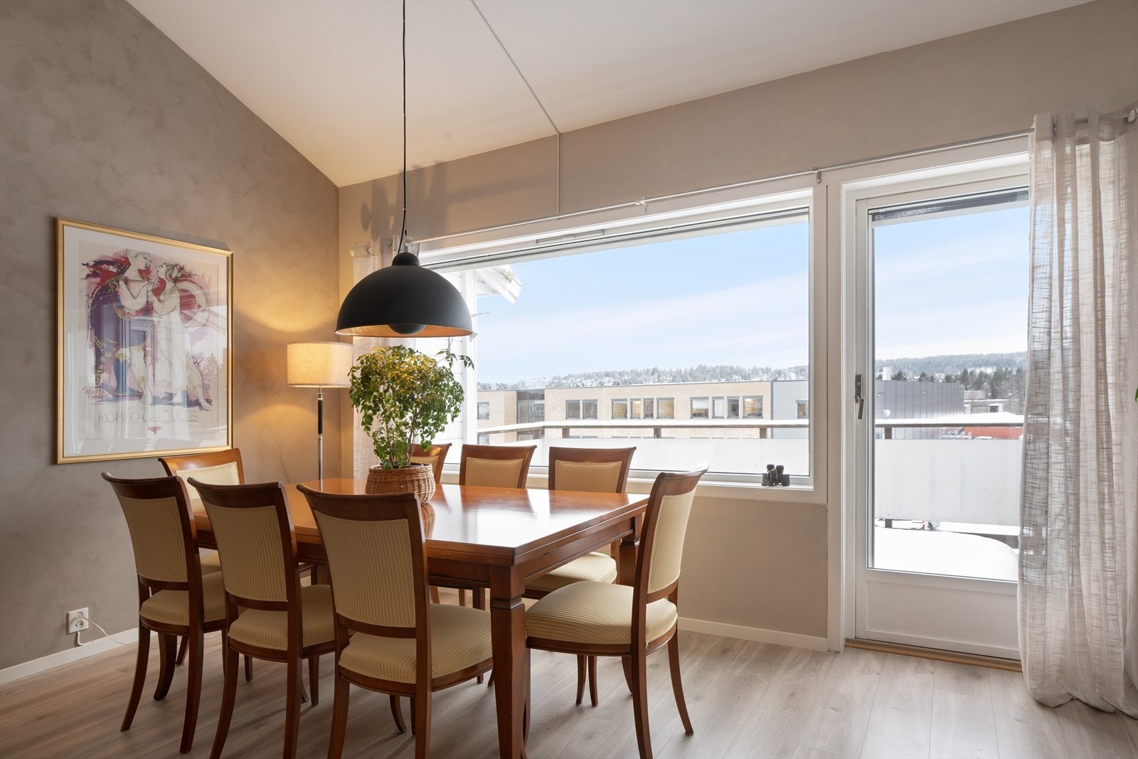 Området som er brukt som spisestue er av et godt areal og kan passe de fleste familiesammenkomster. Galleribilde