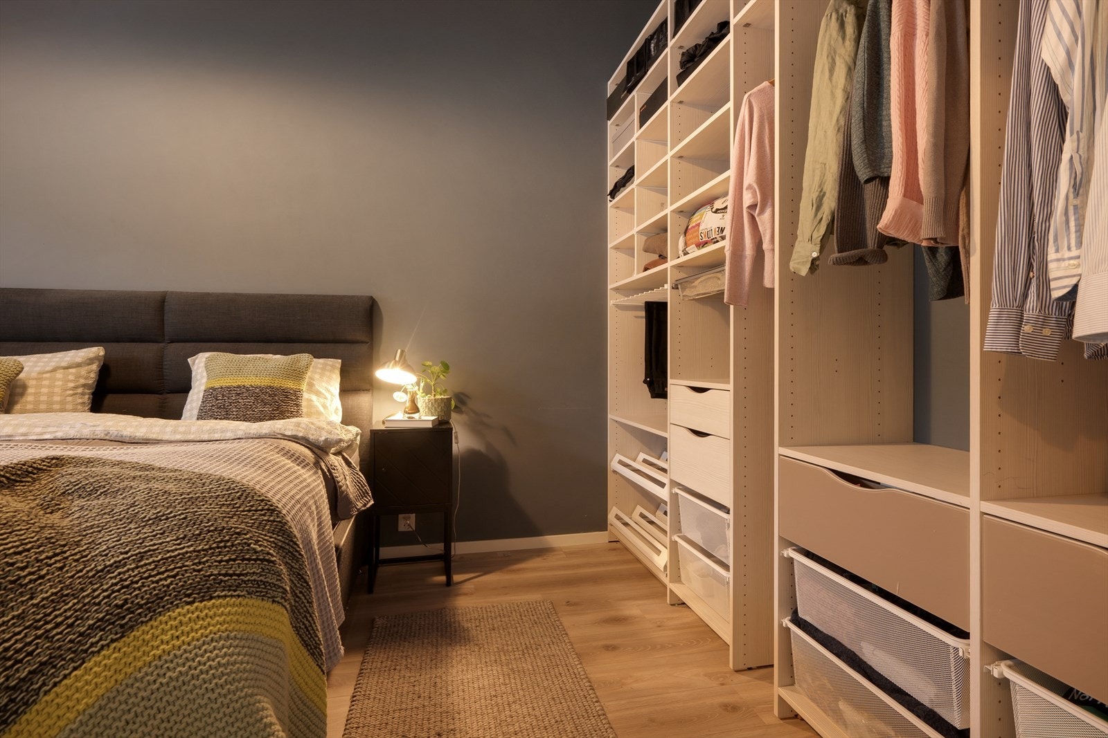 Eksklusiv garderobeløsning med åpne hyller gir god oppbevaringsplass. Galleribilde