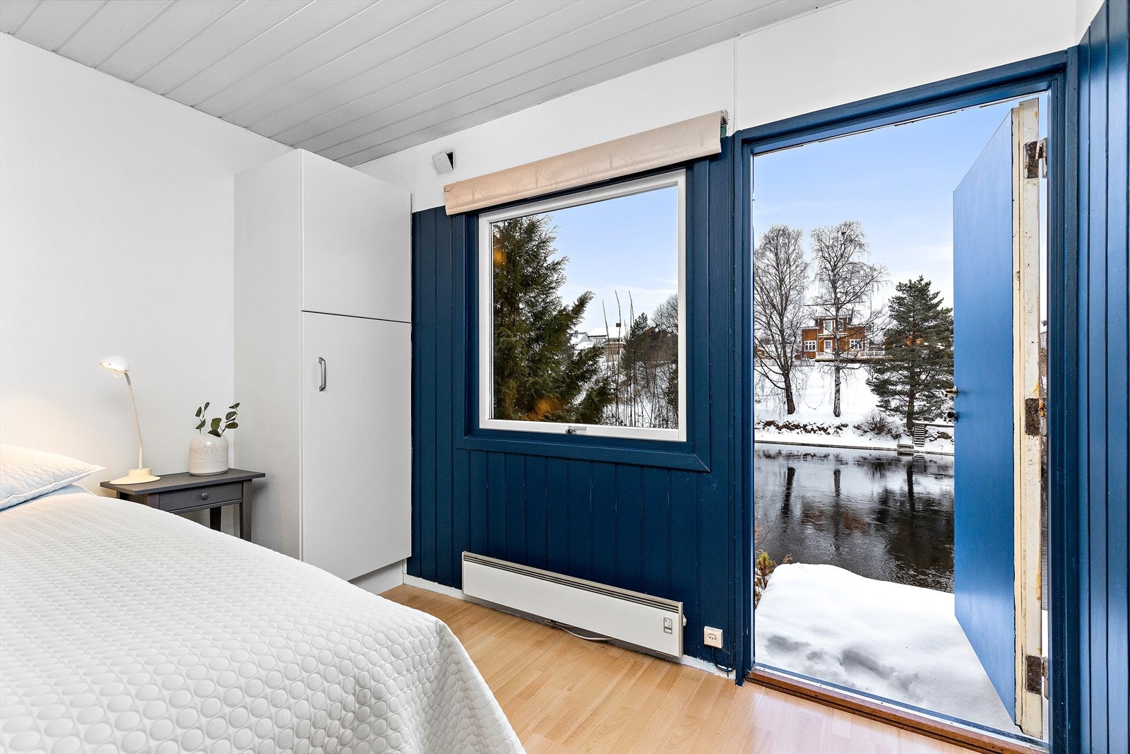 Fra hovedsoverommet er det direkte utgang til en balkong på 2 m². Galleribilde