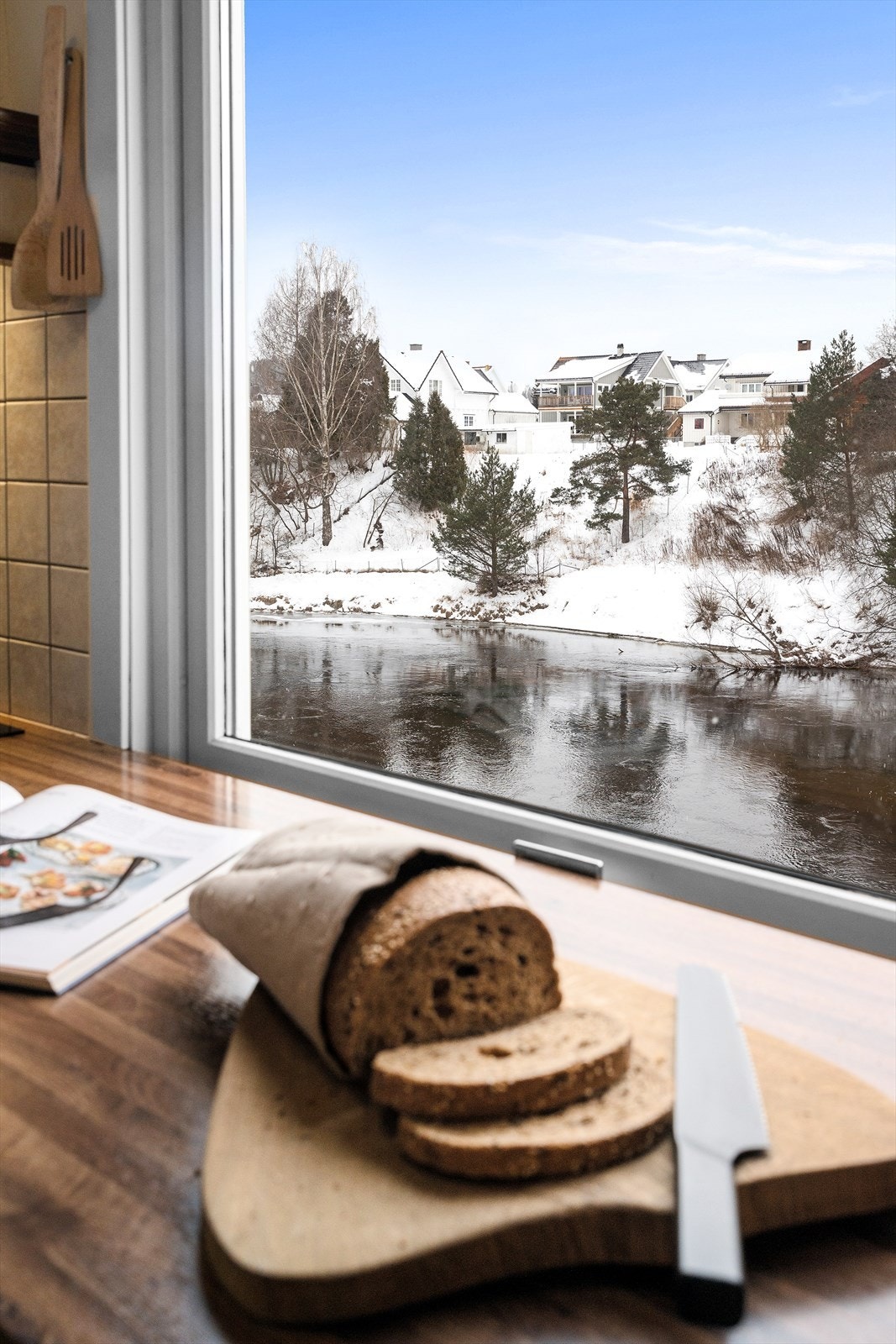 Fra kjøkkenbenken har du utsikt direkte mot elven. Galleribilde