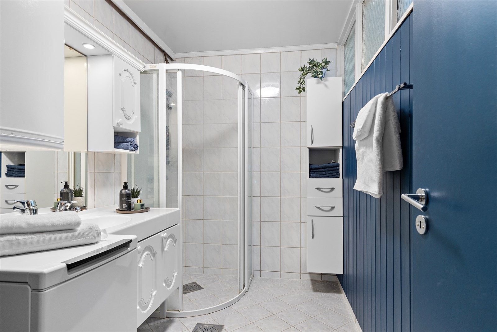 Badet i underetasjen har keramiske fliser, varmekabler i gulv og opplegg for vaskemaskin. Galleribilde