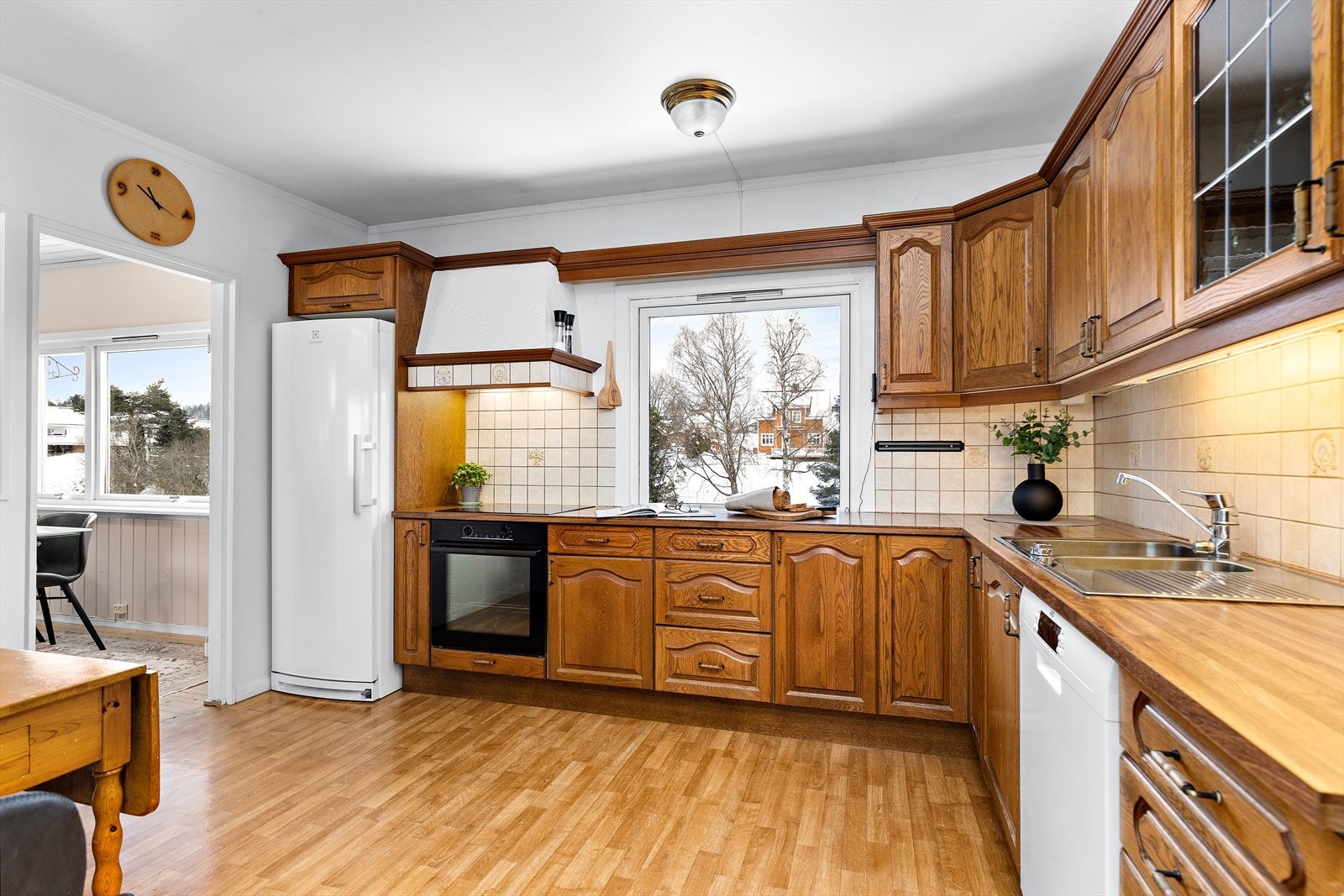 Rommet er utstyrt med integrert stekeovn, nedfelt induksjonstopp og frittstående hvitevarer. Galleribilde