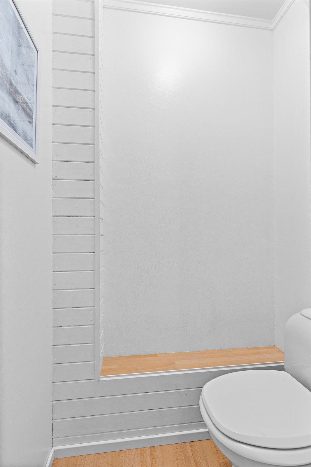 Praktisk, separat toalettrom i underetasjen med gulvstående toalett. Galleribilde