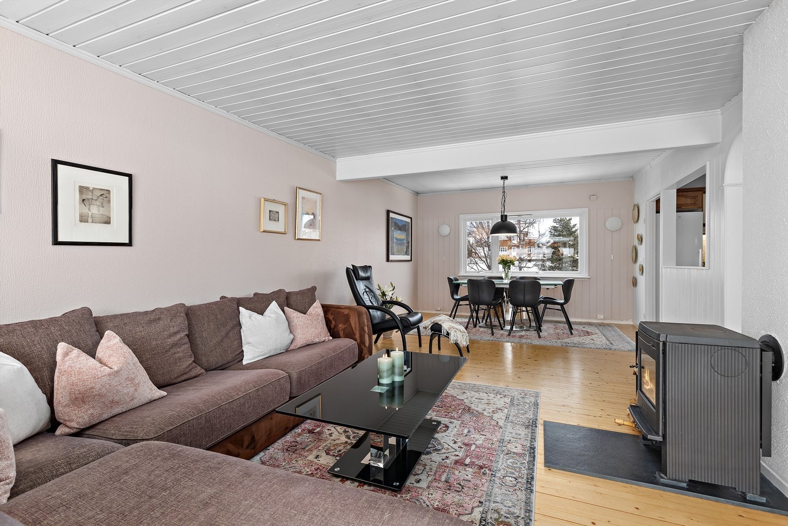 Stuen har store vindusflater, grangulv og overflater malt i 2024. Galleribilde