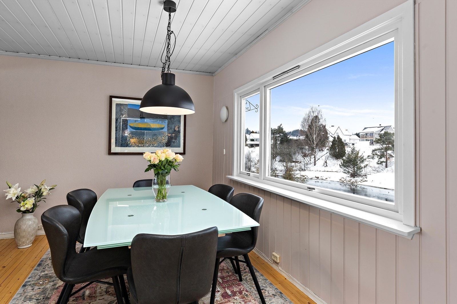 Spisestuen har store fastkarmvinduer med nye glass fra 2019. Galleribilde