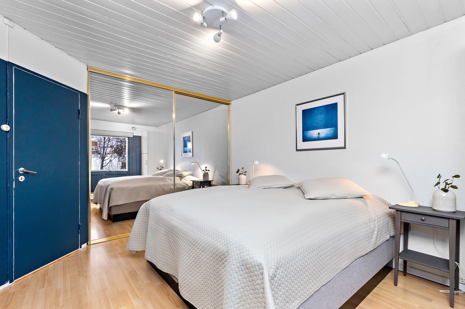 Hovedsoverommet er romslig og har en stor garderobeløsning med speilfronter. Galleribilde