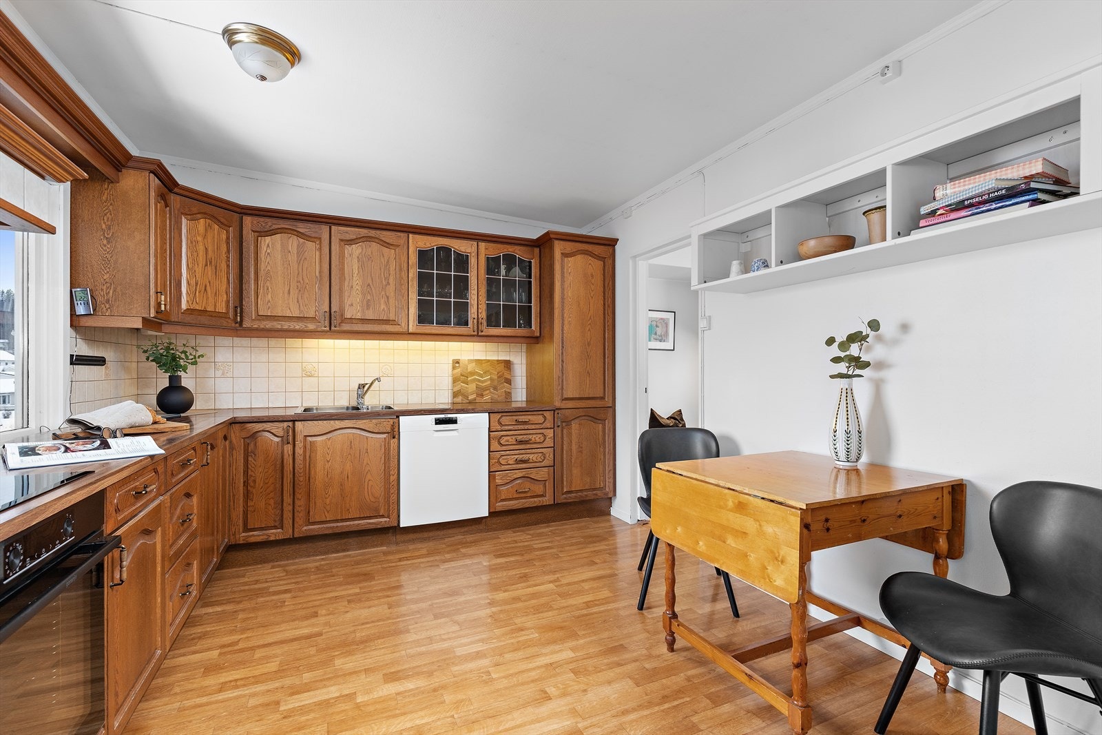 Doble overskap med blyglass gir et klassisk uttrykk og god oppbevaringsplass. Galleribilde