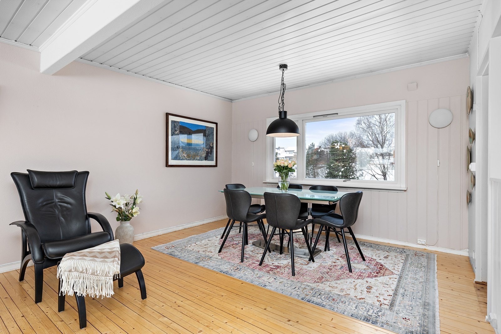 De malte veggene og trepanelet i himlingen gir rommet et lunt preg. Galleribilde