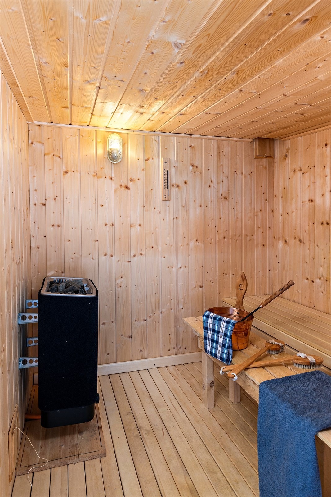 I det som tidligere var garasje er det innredet en egen badstue. Galleribilde