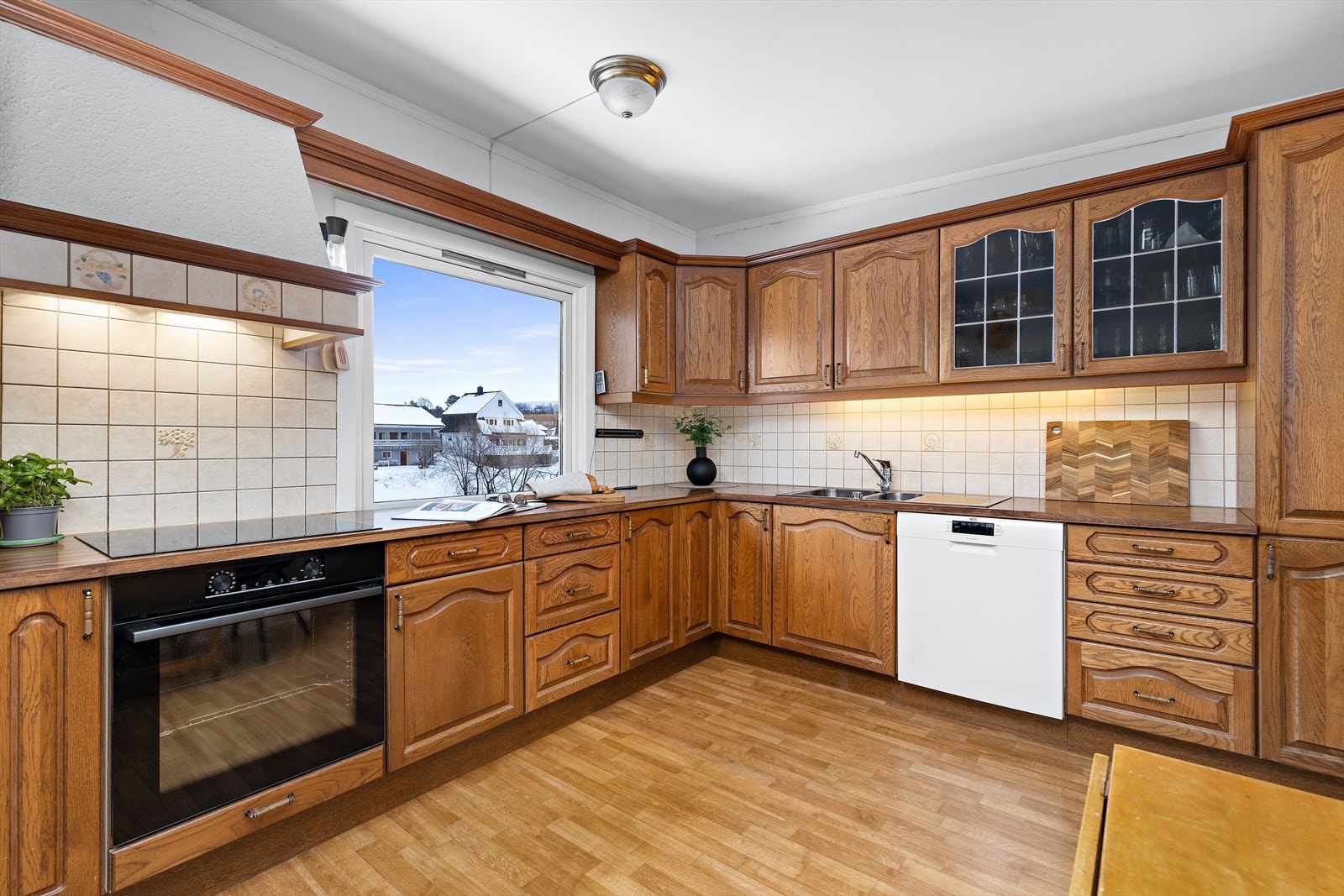 Kjøkkenet har en solid innredning med profilerte fronter og laminat benkeplate. Galleribilde