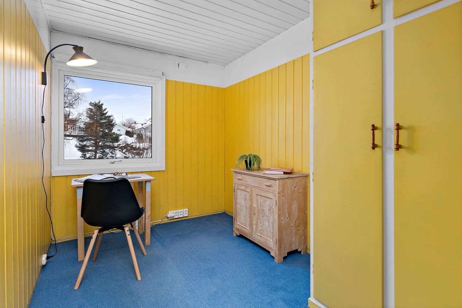 Det andre soverommet har plassbygget garderobe og panelvegger malt i 1996. Galleribilde