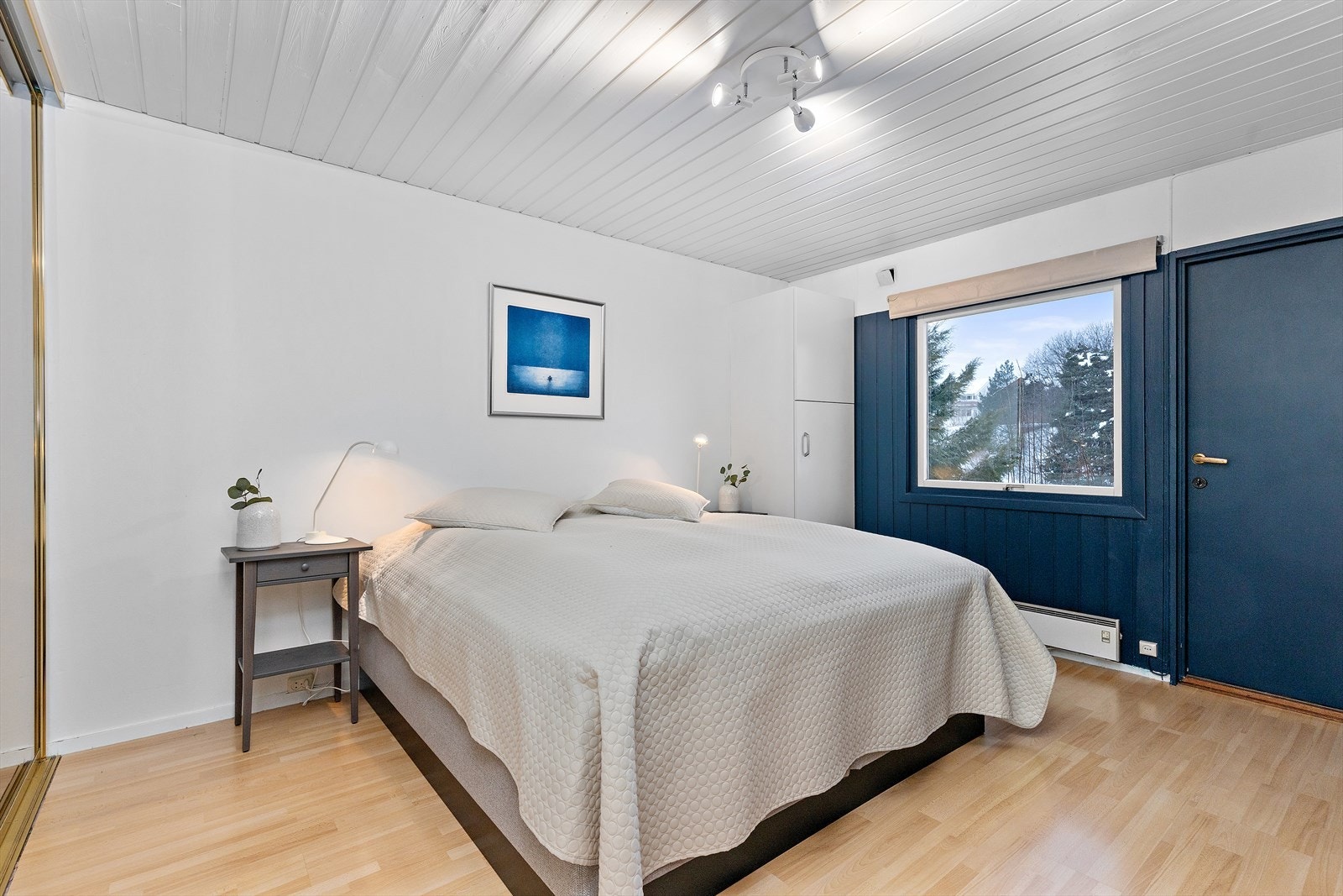 Rommet har god plass til dobbeltseng og tilhørende møblement. Galleribilde