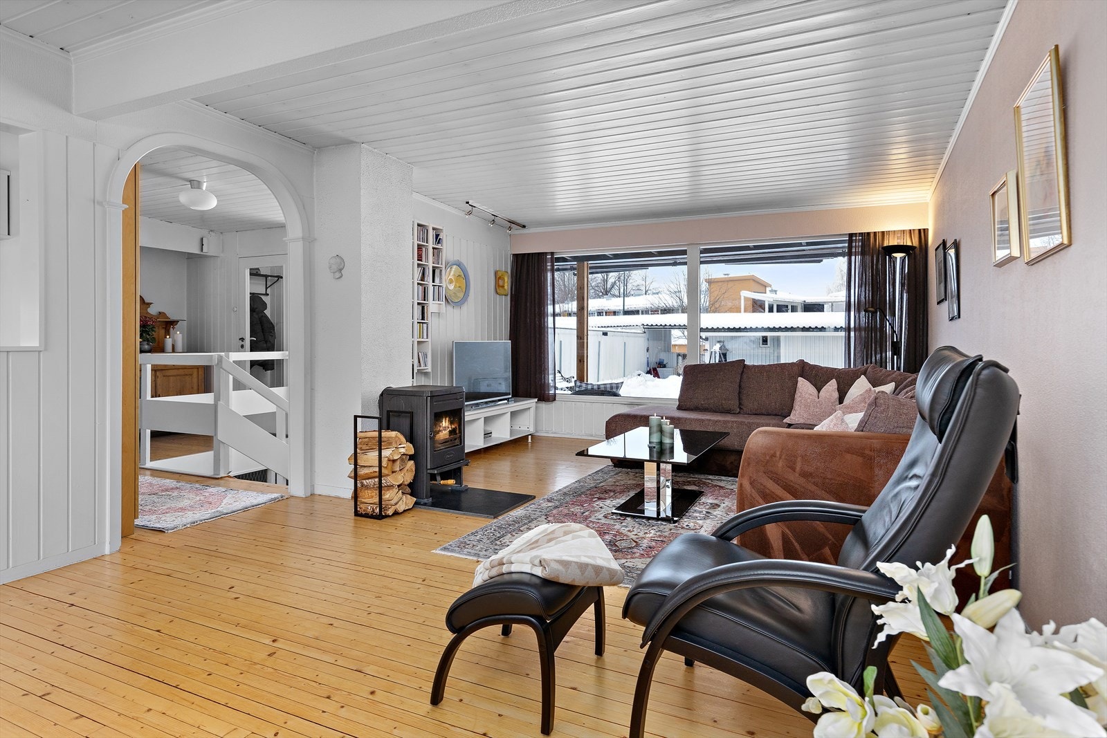 En vedovn i stuen gir både varme og en hyggelig atmosfære. Galleribilde