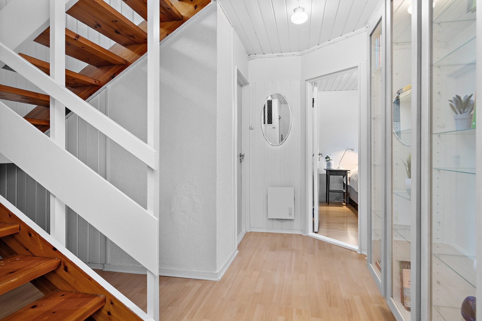 Hallen i underetasjen fordeler adkomsten til etasjens ulike rom. Galleribilde