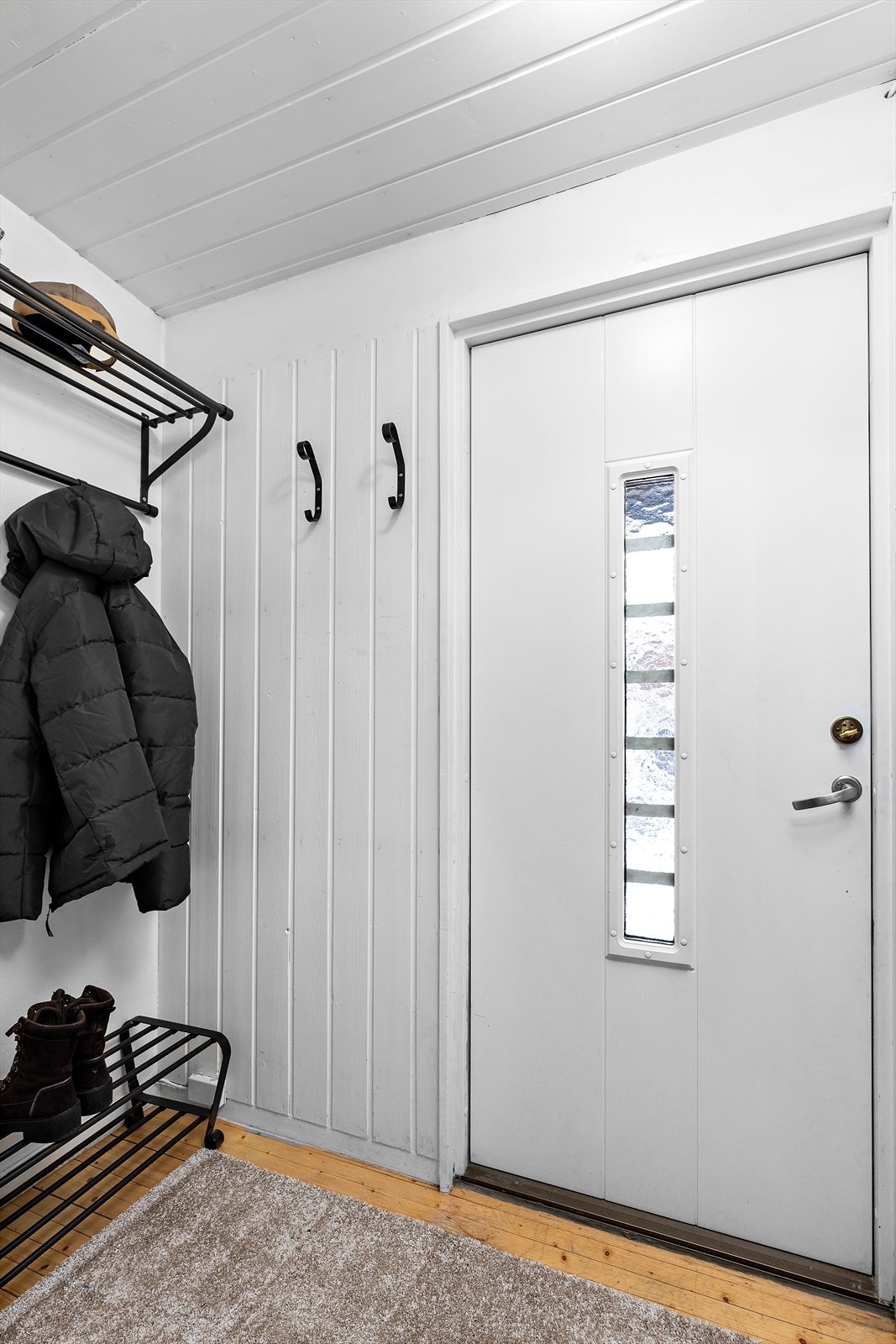 Innbydende entré med malt hovedytterdør med glassfelt fra 1996. Galleribilde