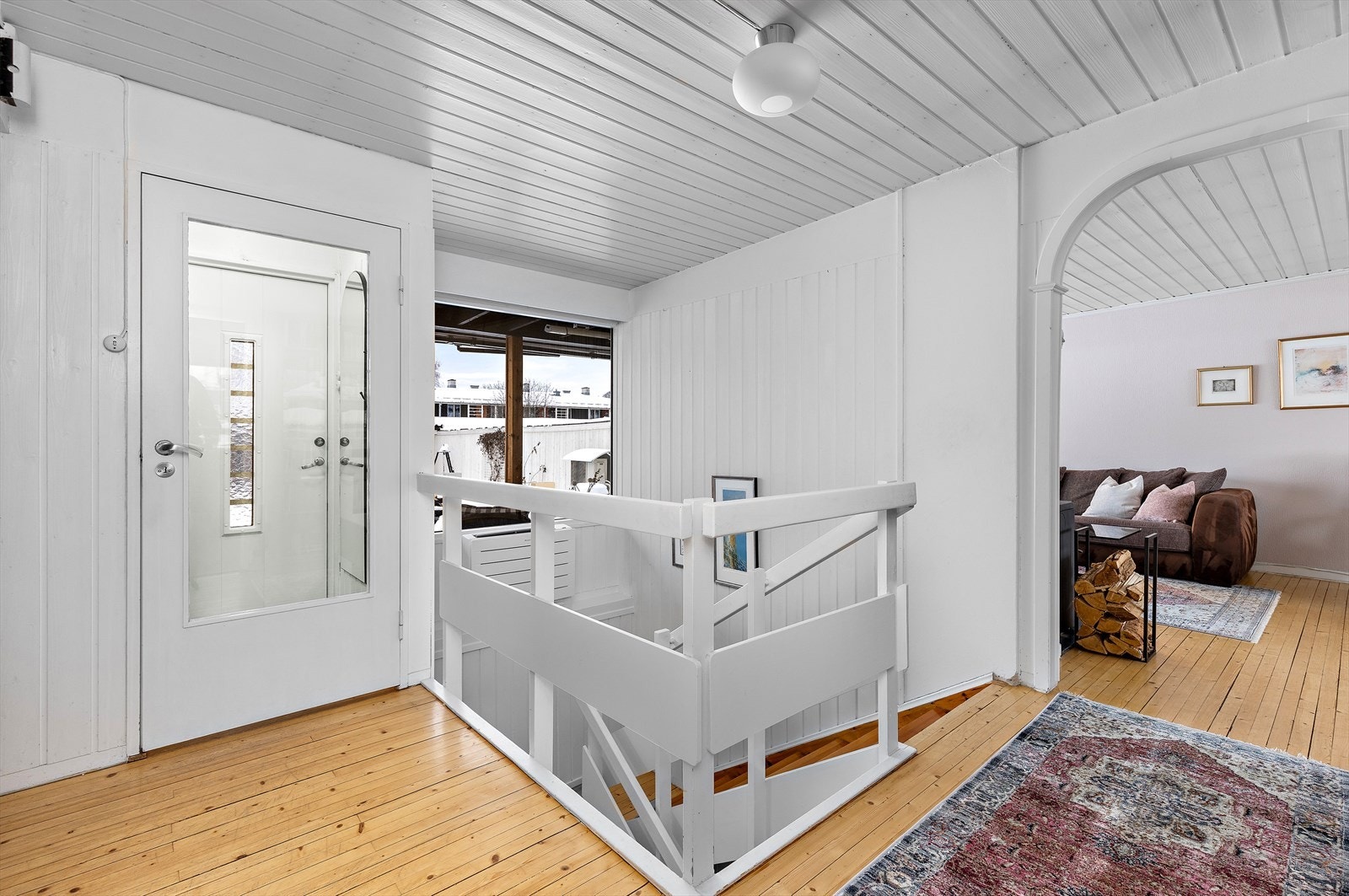 Fra hallen fører en tretrapp med lakkerte trinn deg ned til underetasjen. Galleribilde