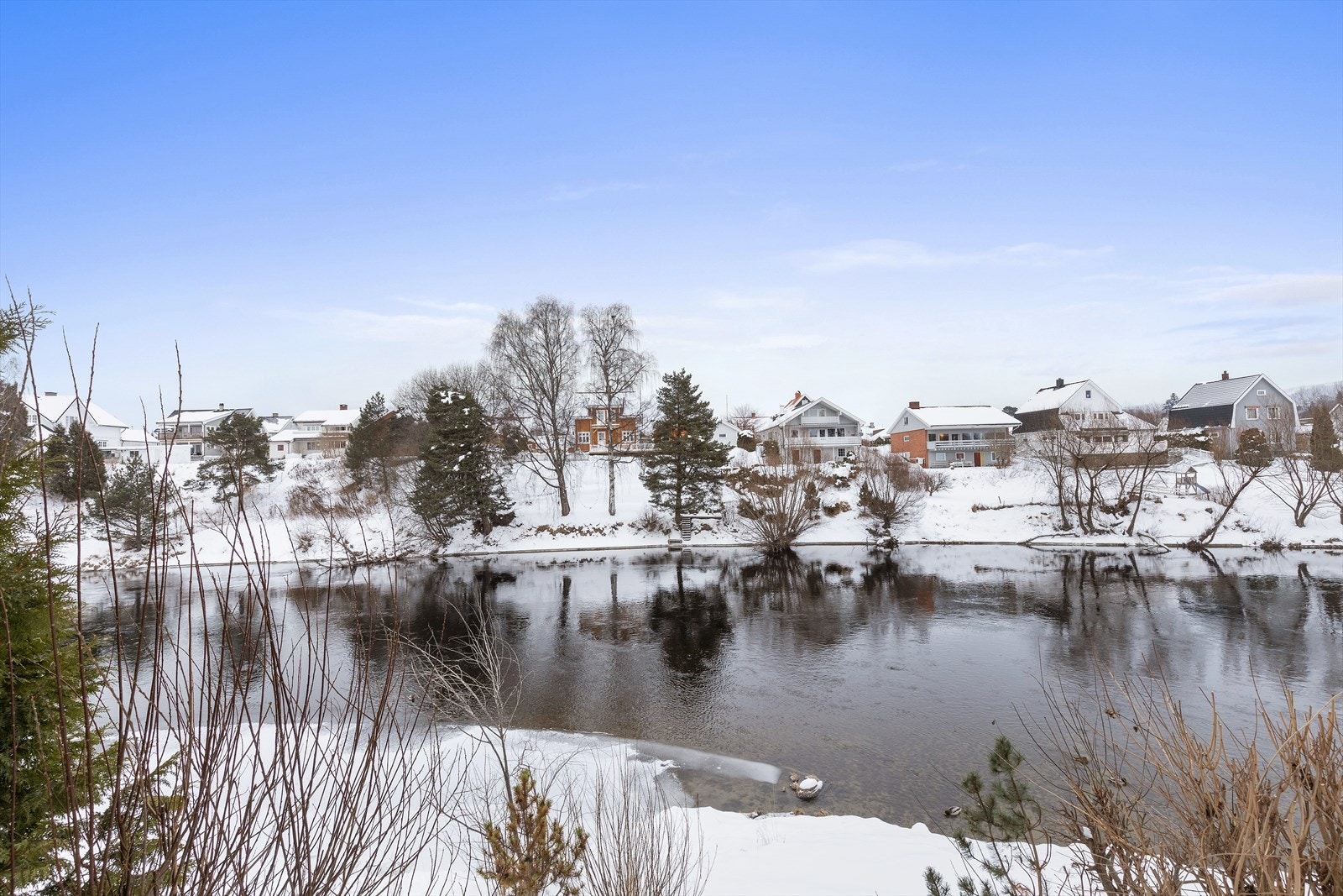 Beliggenheten byr på umiddelbar nærhet til Randselva og turstien Elvelangs. Galleribilde