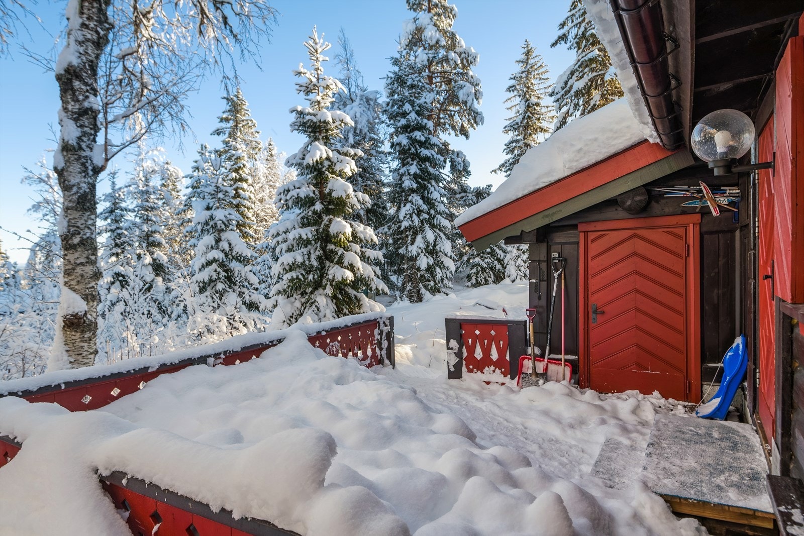 Et innbydende inngangsparti med romslig veranda ønsker deg velkommen inn i varmen. Utvendig bod har plass for skiutstyr og redskap. Galleribilde