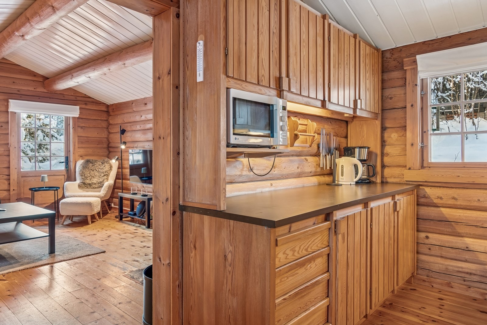 Den originale kjøkkeninnredningen har heltre skrog og fronter. Galleribilde