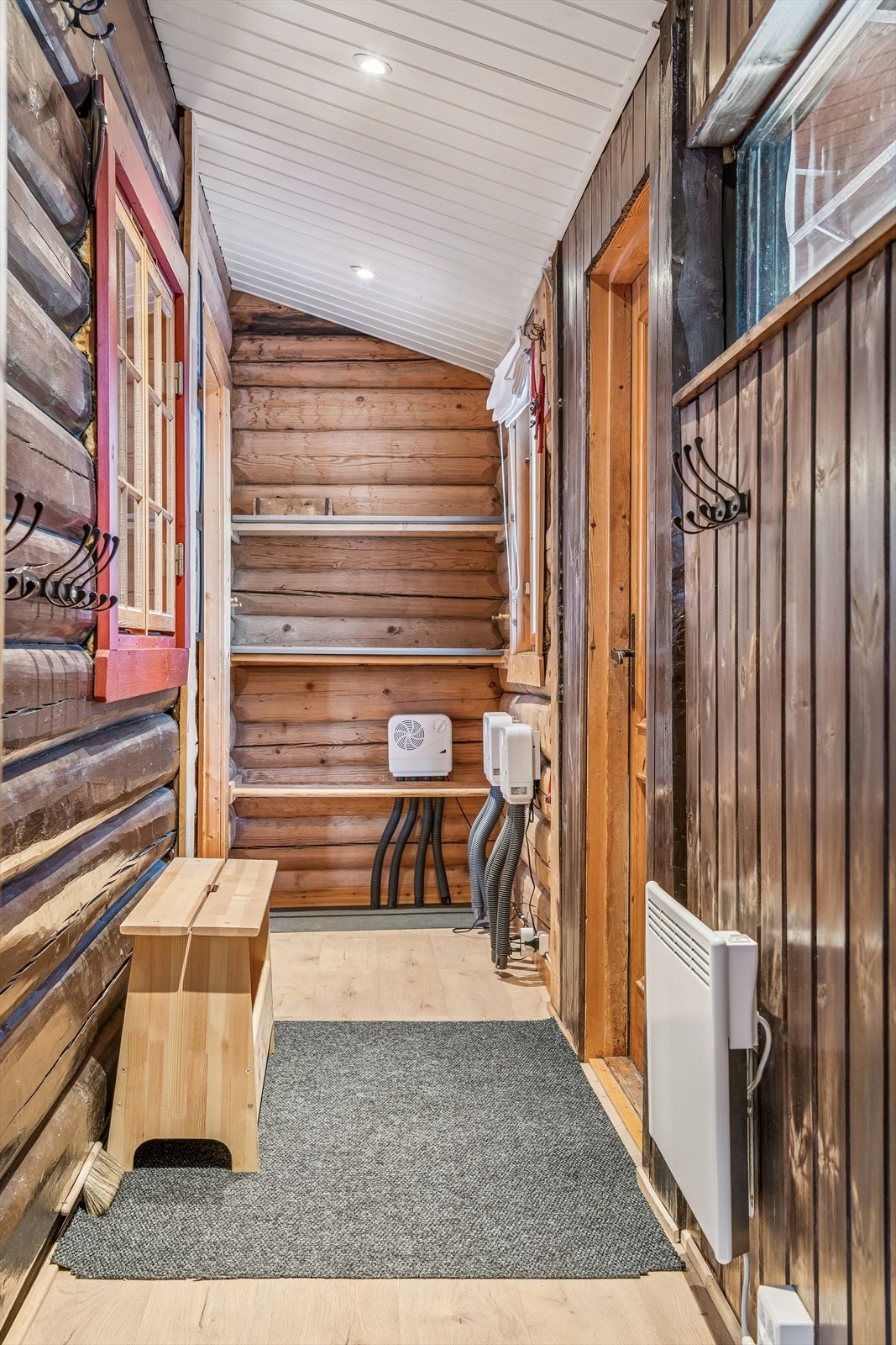 Entréen har praktisk plass for yttertøy og oppvarming av sko på kalde dager. Opprinnelig veranda er innlemmet i entréen i 2023, det er ikke søkt om bruksendring. Galleribilde