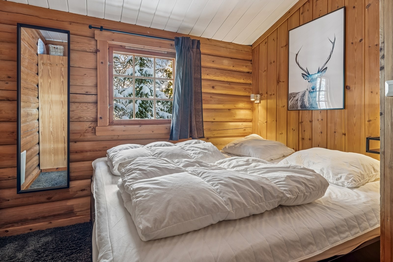 Hyttas hovedsoverom har plass til dobbeltseng og oppbevaring i et originalt garderobeskap. Galleribilde