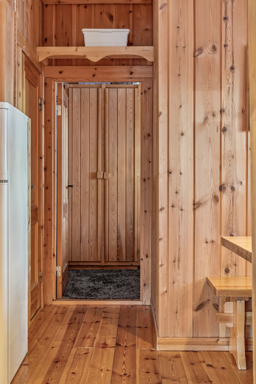 Innenfor kjøkkenet ligger bad, badstue og et romslig soverom. Galleribilde