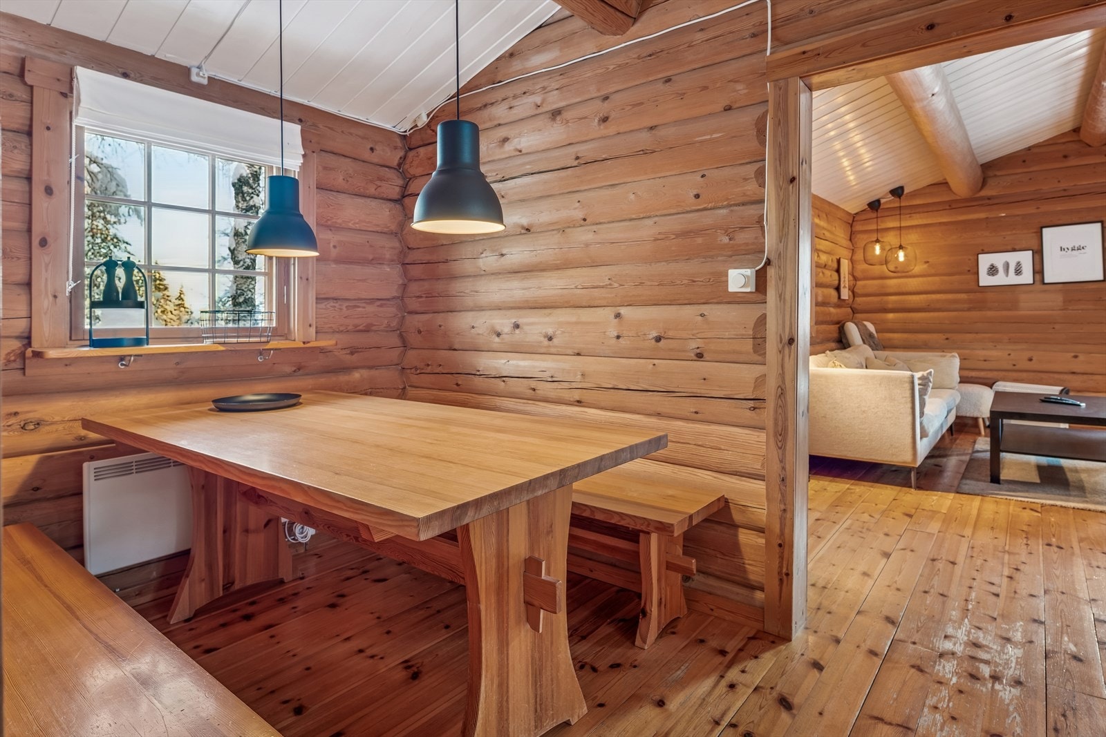 Trivelig spiseplass i tilknytning til kjøkkenet, med åpning uten dør inn til stua. Galleribilde