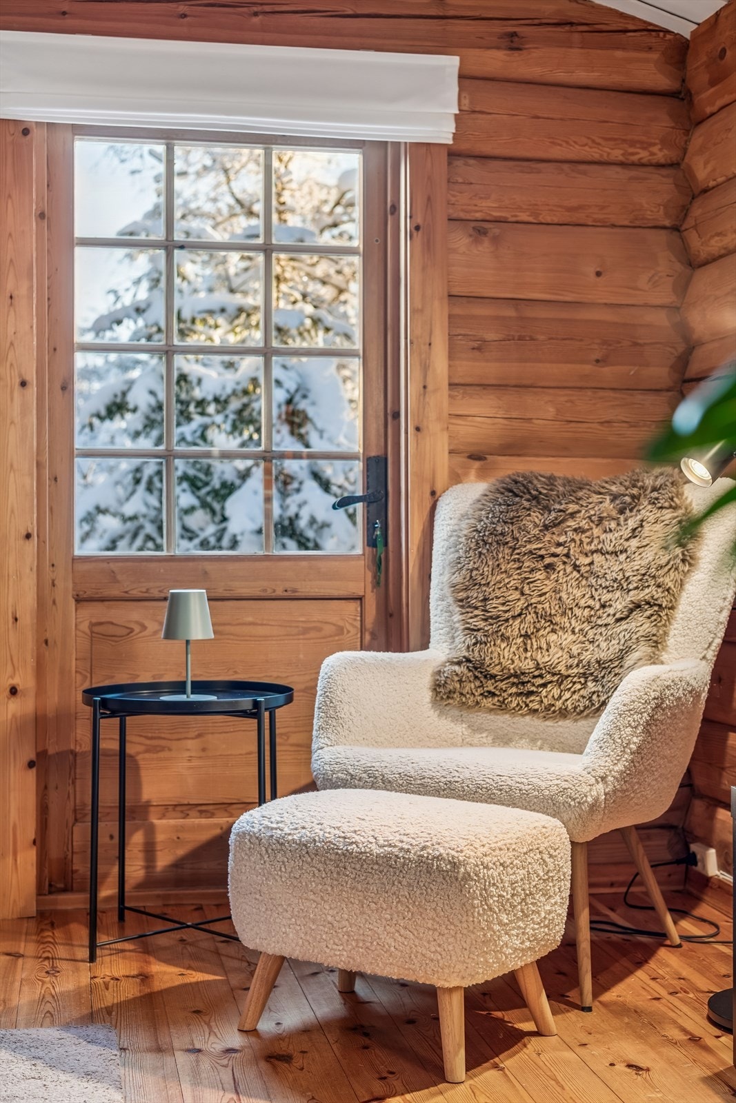 En hyggelig lesekrok med utsikt til snødekt natur. Galleribilde