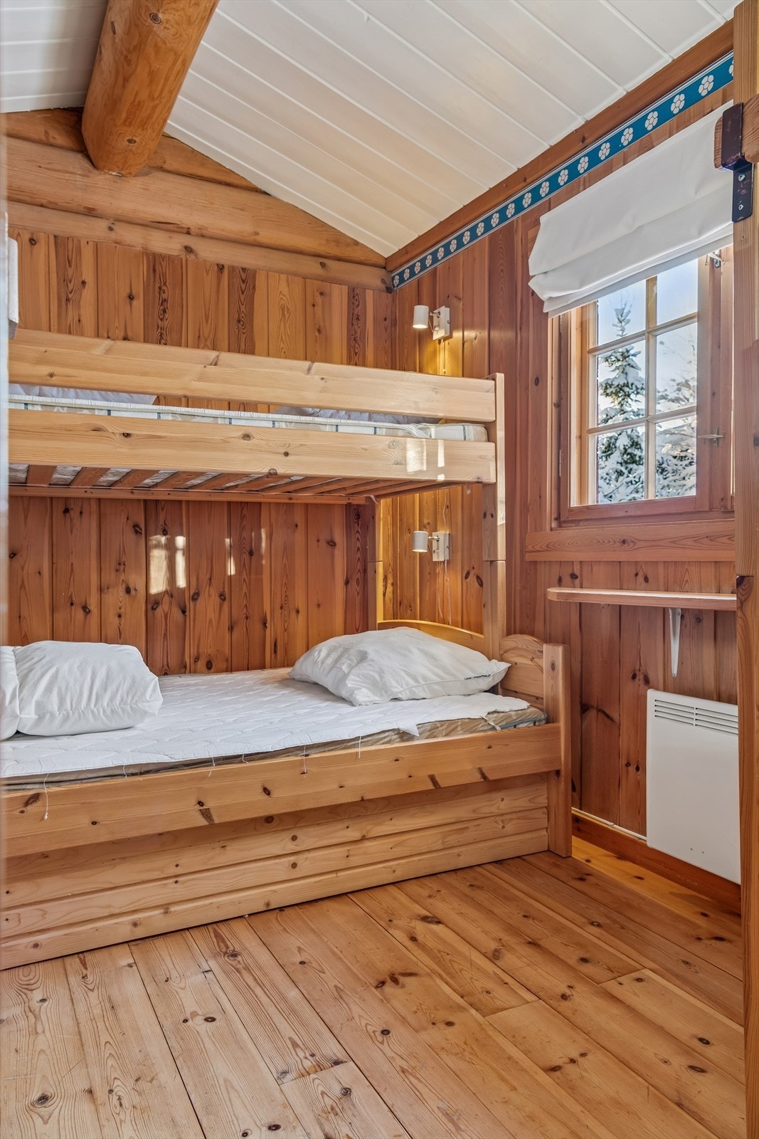 Dette rommet er ideelt for barn eller gjester, med smarte løsninger for overnatting. Galleribilde