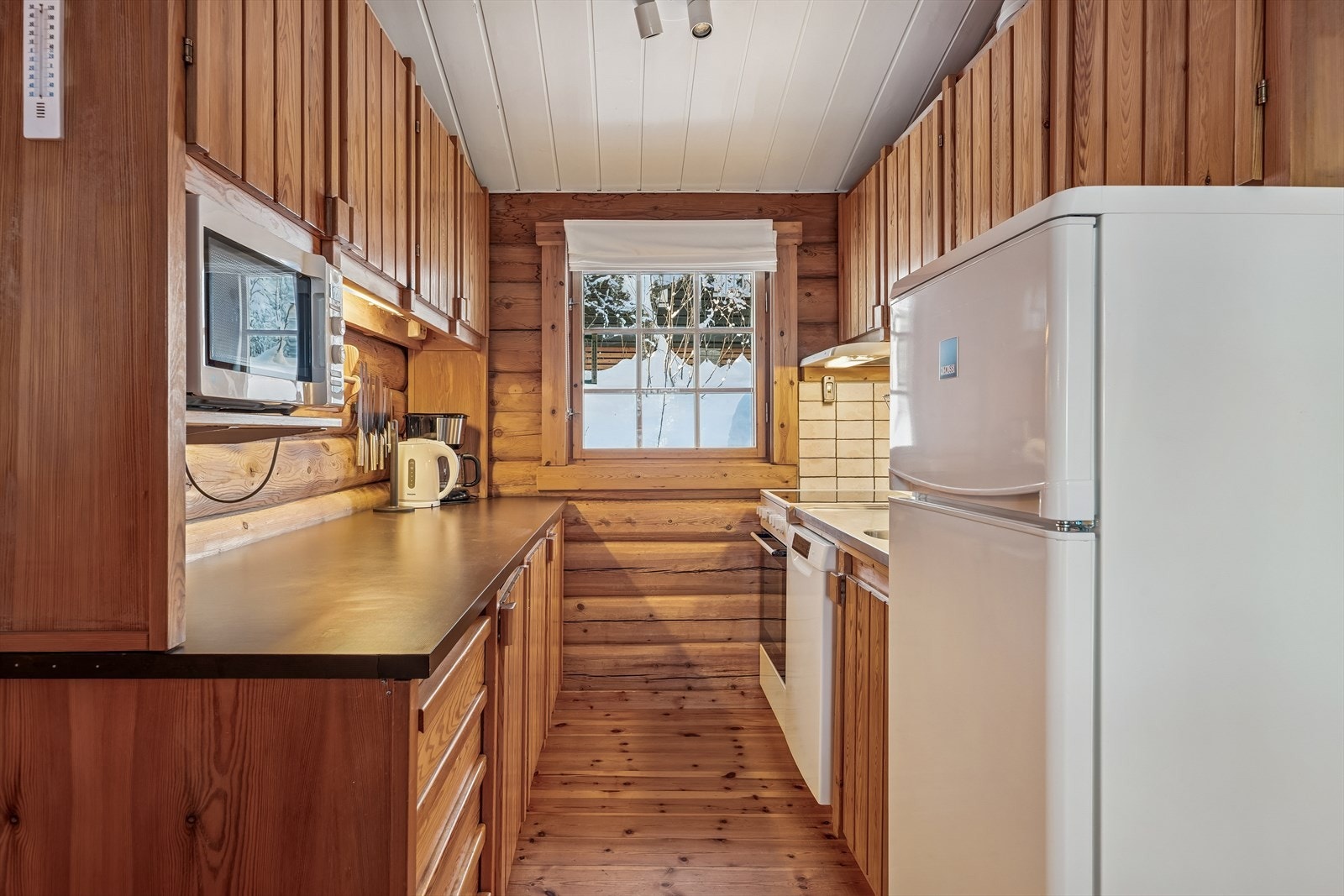 En funksjonell todelt innredning med god benke- og skapplass. Galleribilde