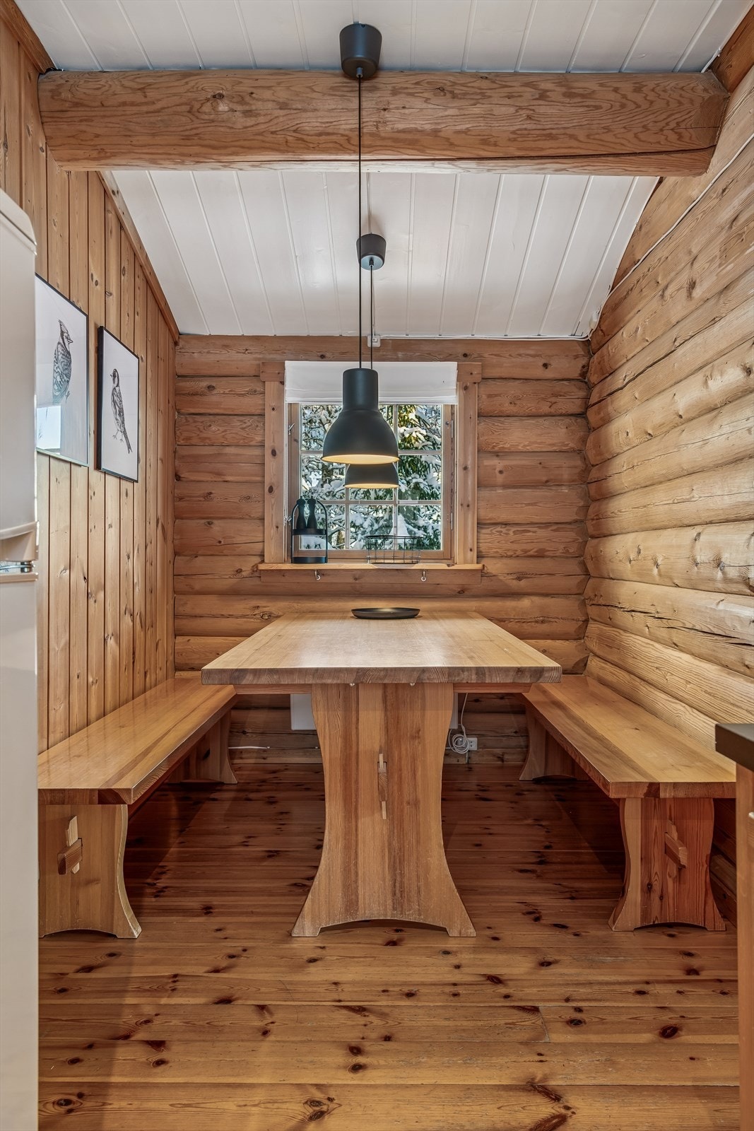 Spisebord med plassbesparende sittebenke gir ekstra sitteplass ved sosiale måltider med familie og venner. Galleribilde