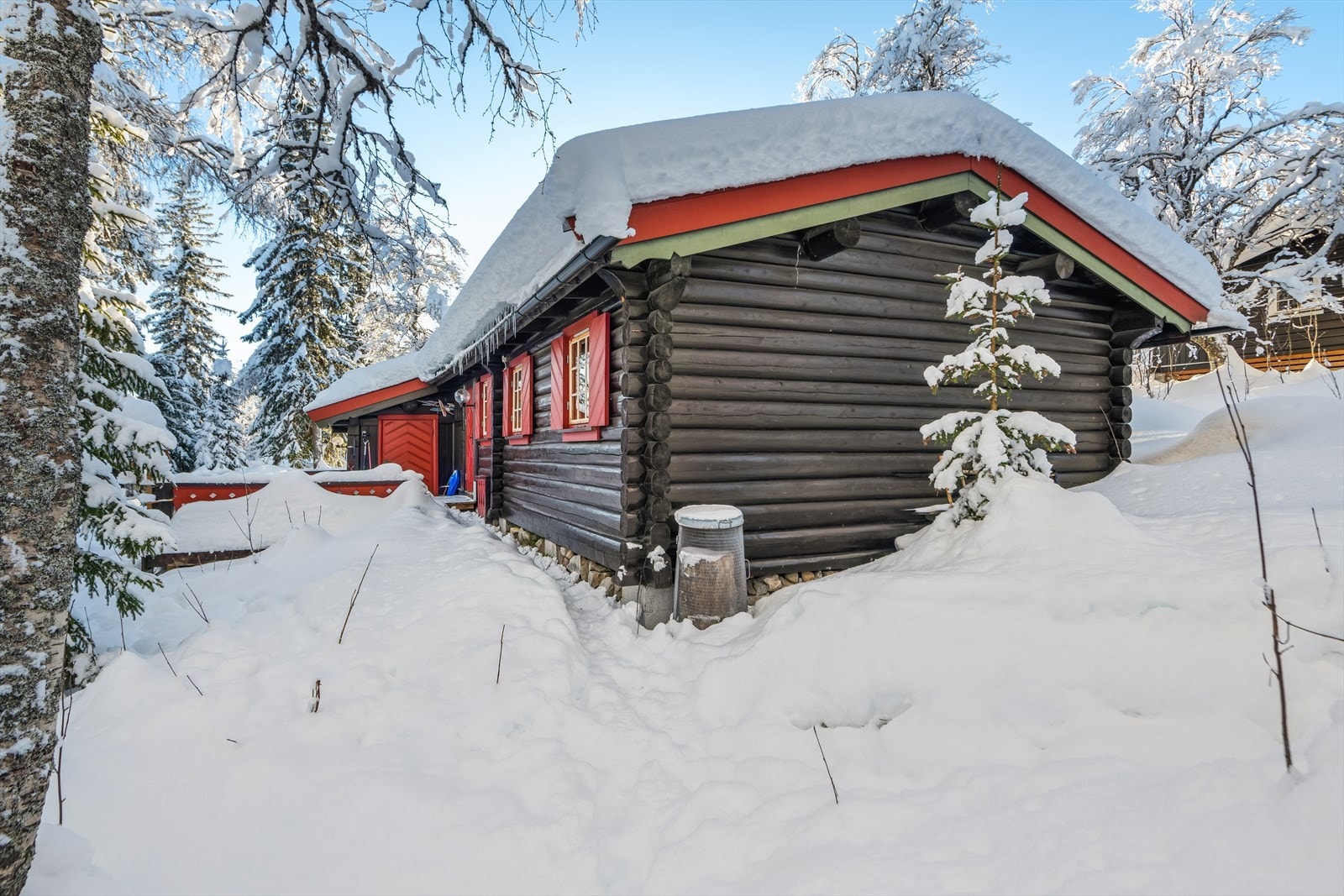 Hytta har en klassisk laftekonstruksjon som gir en solid og tradisjonell ramme. En nyere veranda utenfor inngangspartiet er ikke byggemeldt. Galleribilde