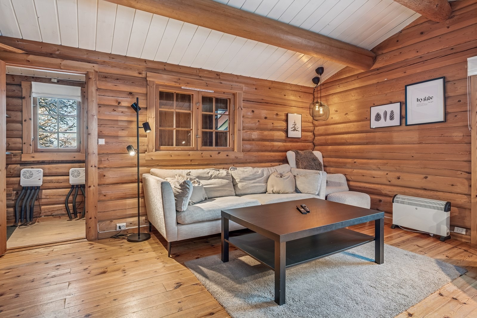 Tradisjonell hytte fra 1979 med tømmervegger og god takhøyde med gjennomgående synlige takbjelker. Galleribilde