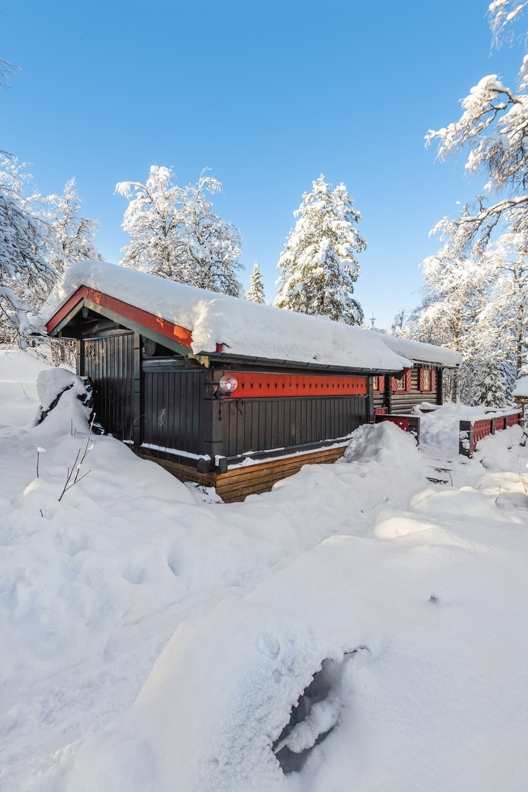 Tradisjonell hyttearkitektur som glir godt inn i fjellandskapet. Galleribilde