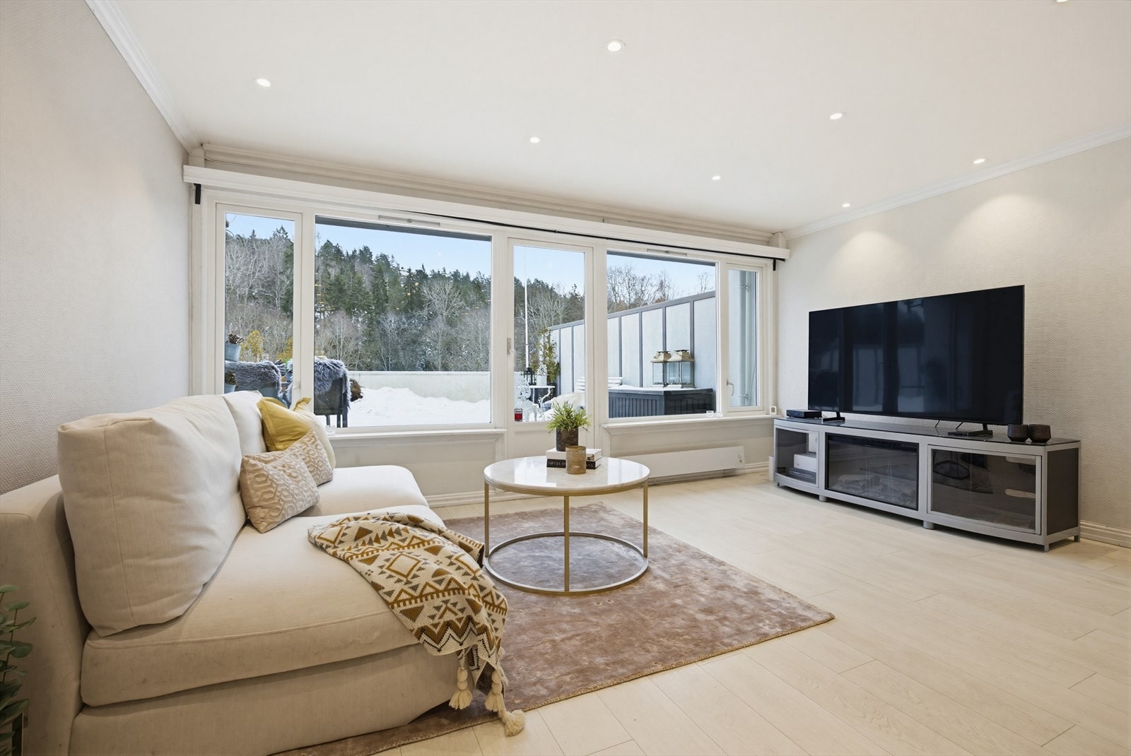 Leiligheten er innholdsrik og har store vindusflater som fyller boligen med mye dagslys. Galleribilde