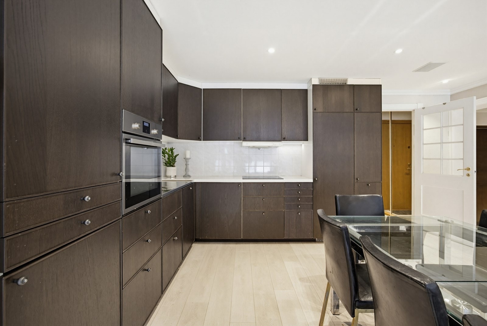 Godt med skap- og benkeplass på kjøkkenet Galleribilde