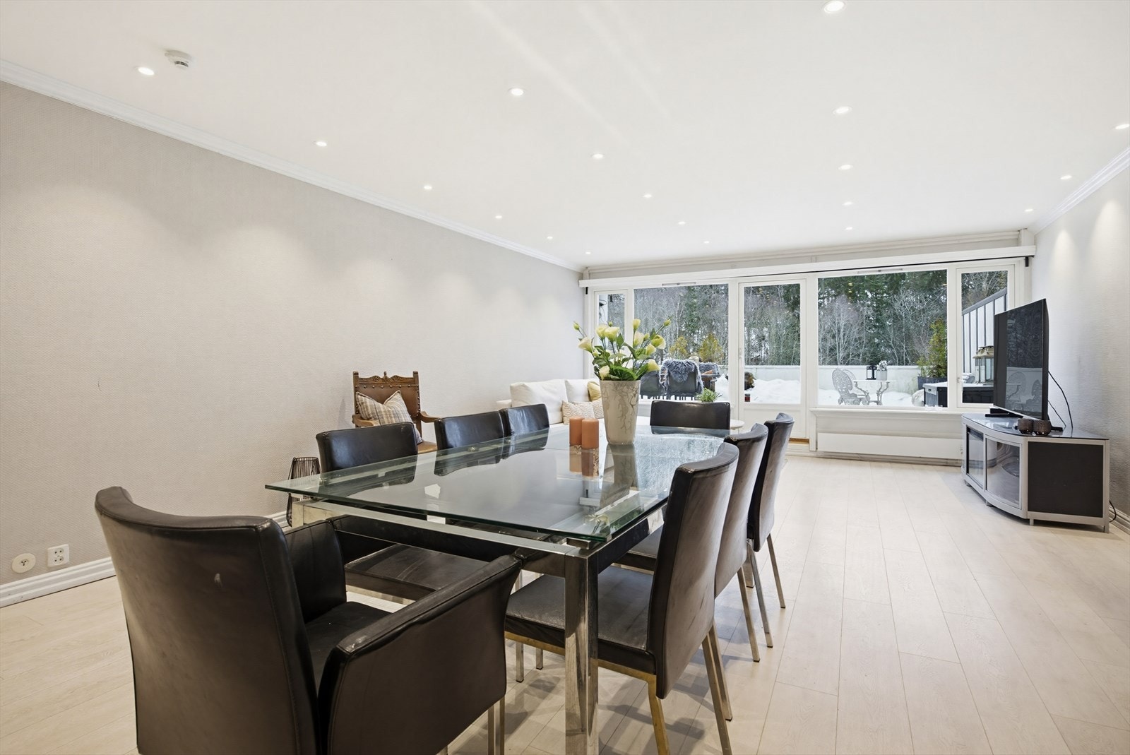 Plass til stort spisebord. Her kan man se frem til hyggelige kvelder med venner og familie! Galleribilde