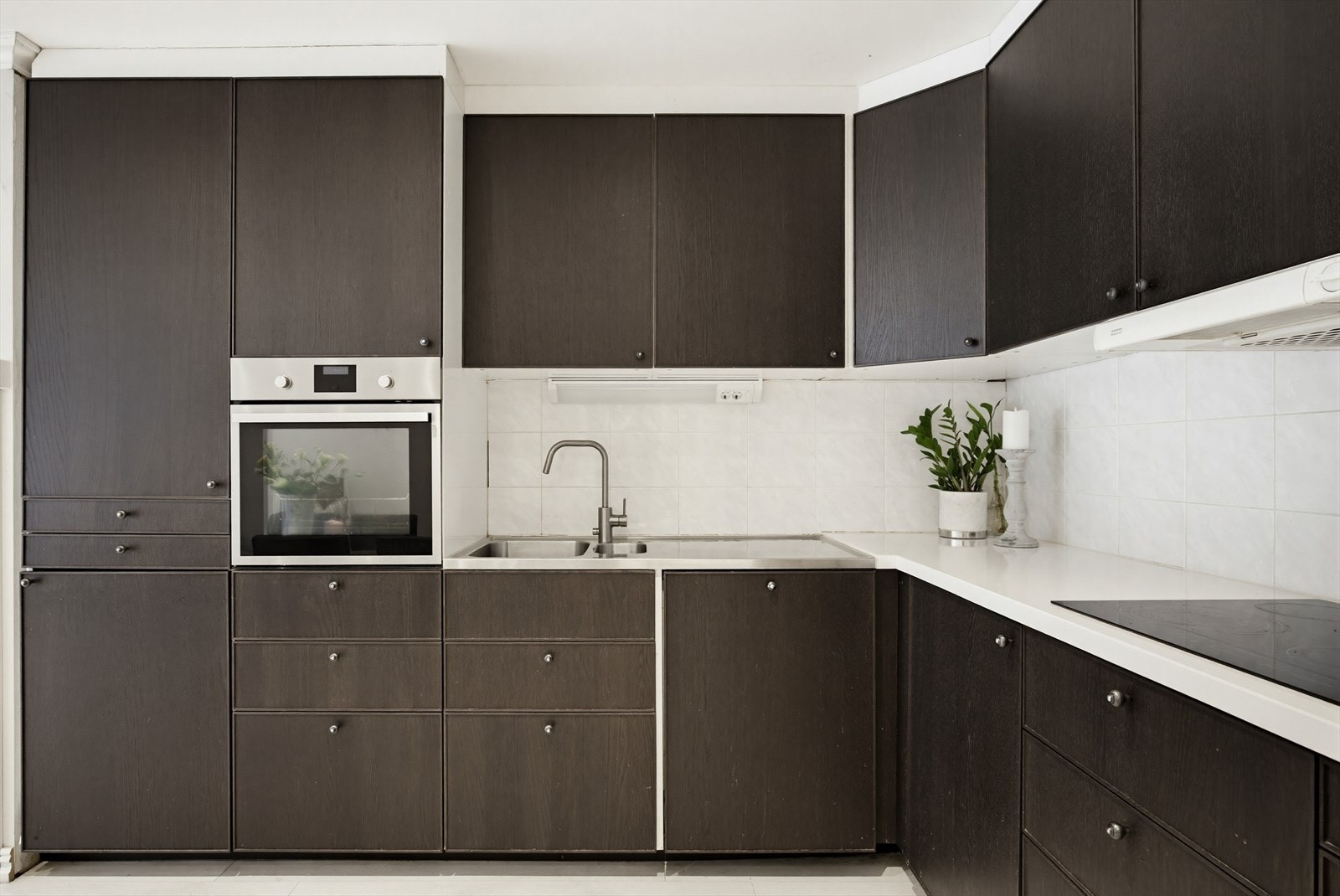 Innredning bestående av bl.a. fronter i heltre, integrert platetopp, stekeovn, oppvaskmaskin og kjøleskap. Galleribilde