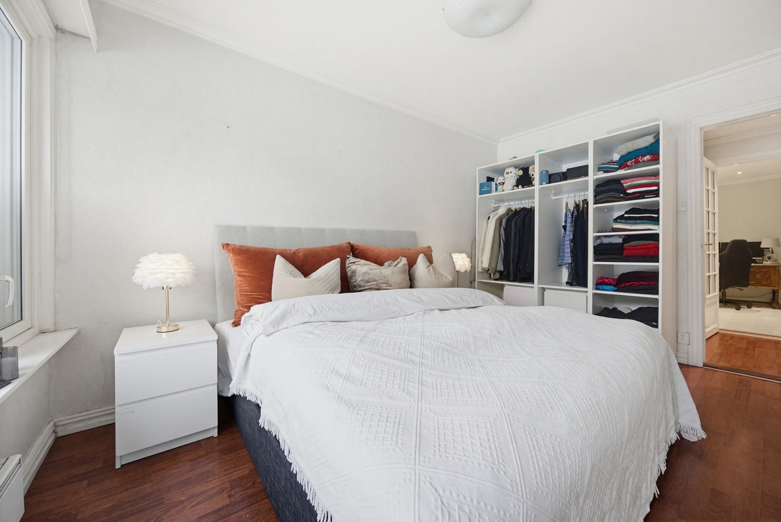 God lagringsplass i stort
garderobeskap Galleribilde