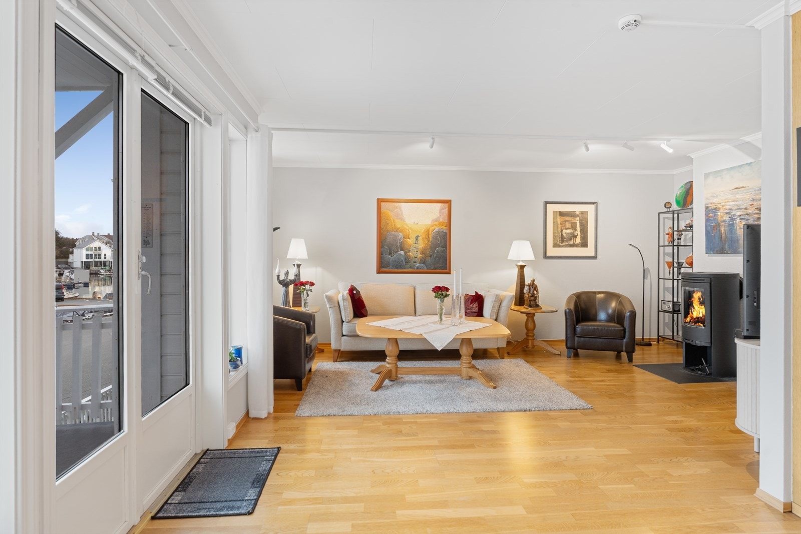 Det er lagt parkett på gulvet som er gjennomgående i hele leiligheten Galleribilde