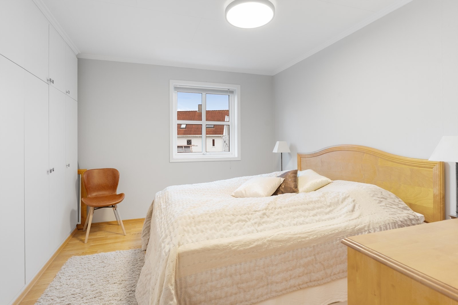 Leiligheten kan by på et romslig og pent hovedsoverom med god plass til dobbeltseng og tilhørende nattbord Galleribilde