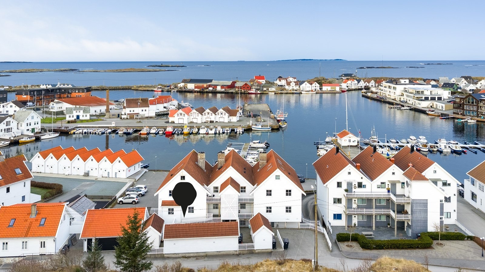 Strandavegen 27 F er en lettstelt og flott leilighet på 103 kvm med nydelig utsikt til sjø og båthavn Galleribilde