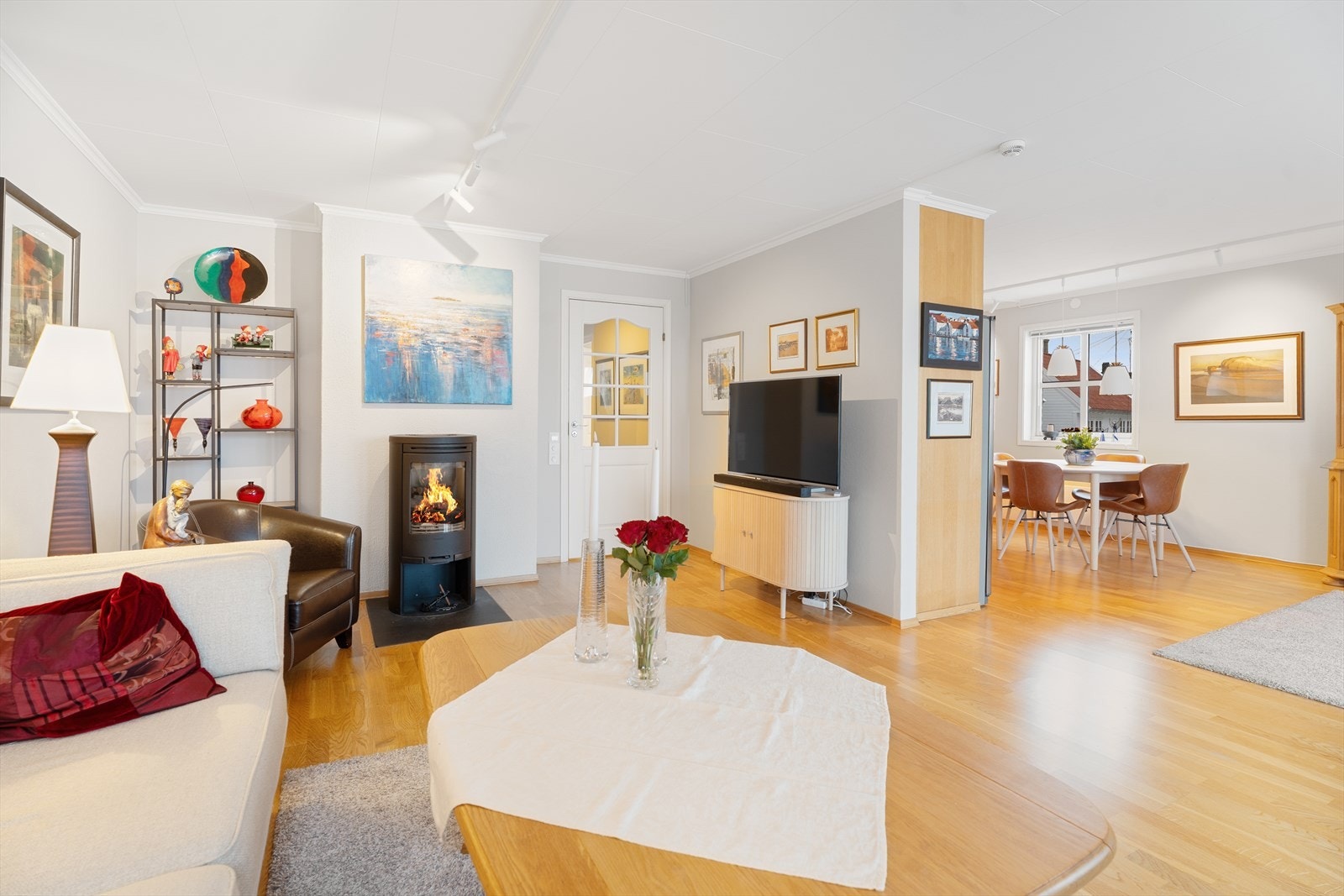 Leiligheten har en lys og pen stue med åpen kjøkkenløsning - et sosialt og hyggelig rom å oppholde seg i Galleribilde